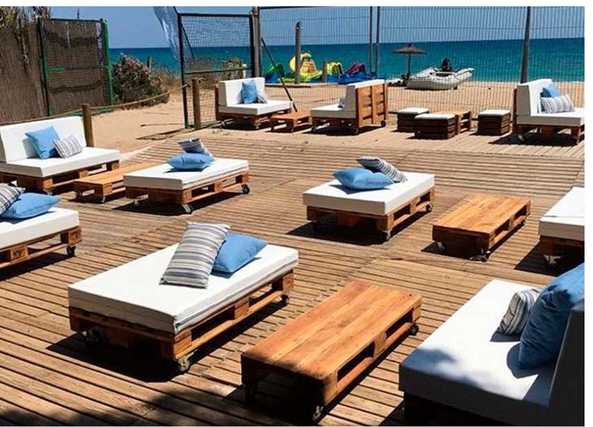 Divani in pallet di fronte al mare